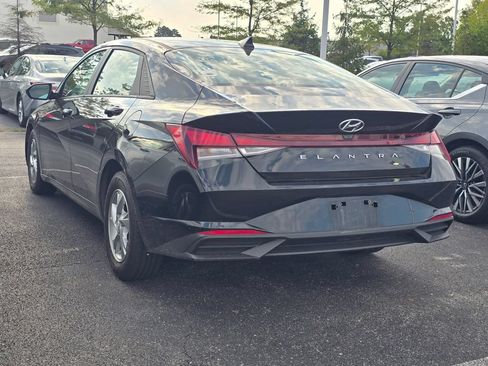 Used 2021 Hyundai Elantra SE FWD image 5