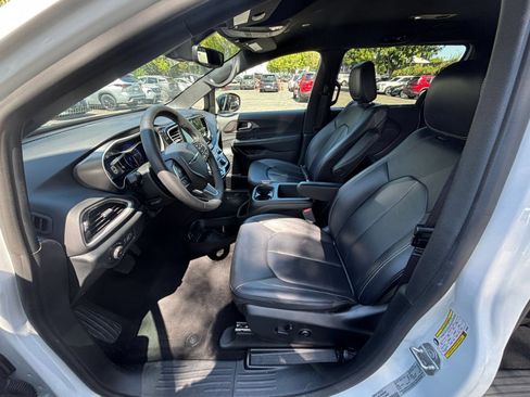 Used 2025 Chrysler Pacifica Select FWD image 28