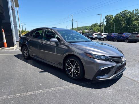 Used 2021 Toyota Camry SE w/ Convenience Package FWD image 4