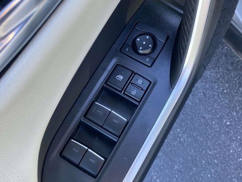 Used 2022 Toyota RAV4 Limited image 17