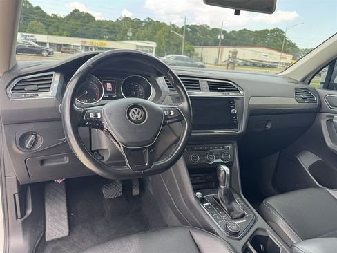 Used 2018 Volkswagen Tiguan SE w/ Panoramic Sunroof Package AWD/4WD image 10