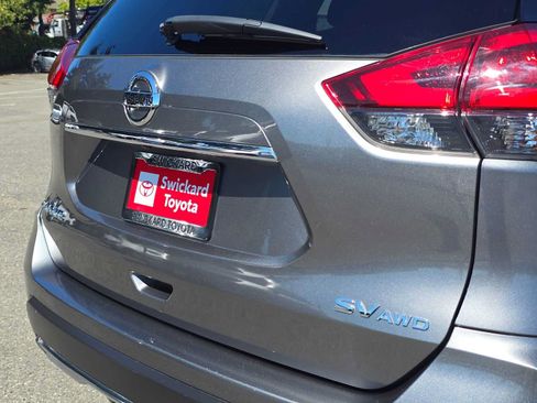 Used 2018 Nissan Rogue SV AWD/4WD image 13