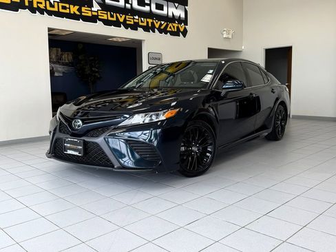 Used 2019 Toyota Camry SE FWD image 2