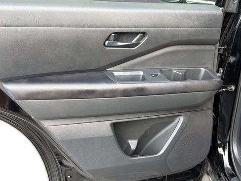 Used 2025 Nissan Pathfinder SV AWD/4WD image 31