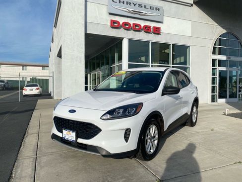 Used 2022 Ford Escape SE image 1