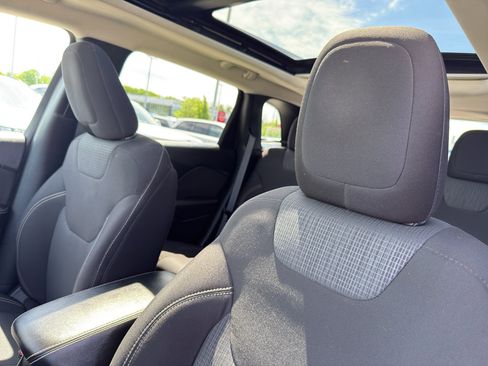 Used 2015 Jeep Cherokee Latitude w/ Comfort/Convenience Group AWD/4WD image 29