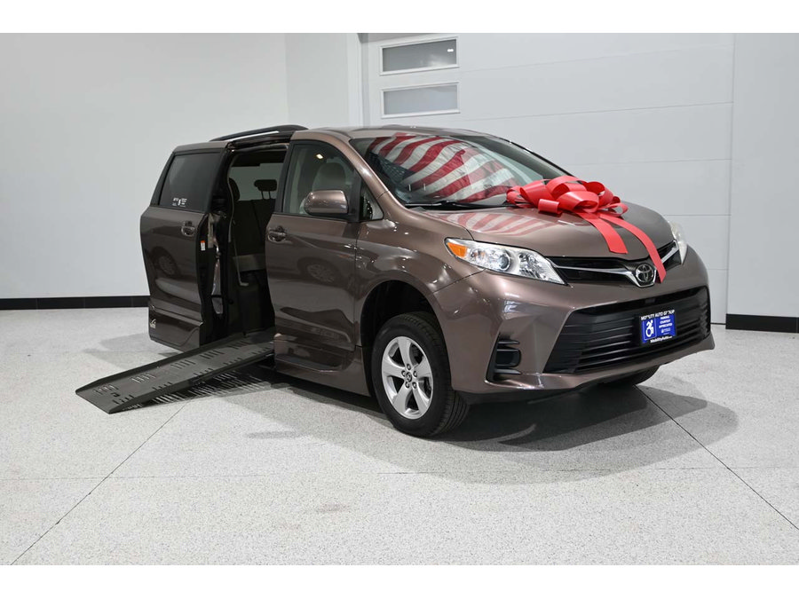 Used 2020 Toyota Sienna LE FWD image 2