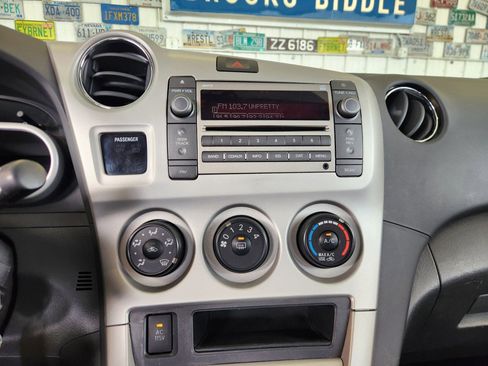 Used 2010 Pontiac Vibe w/ Sun And Sound Package image 8