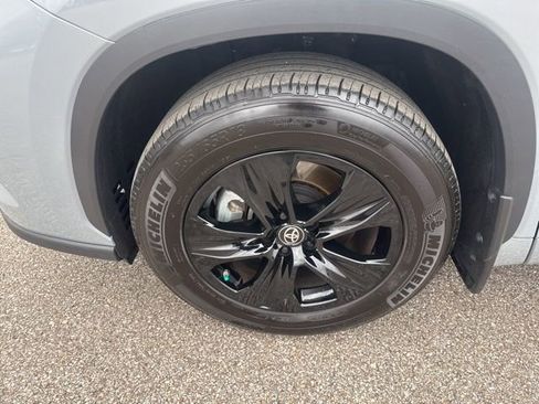 Used 2025 Toyota Highlander XLE image 11