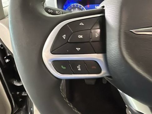Used 2023 Chrysler Pacifica Touring-L FWD image 15
