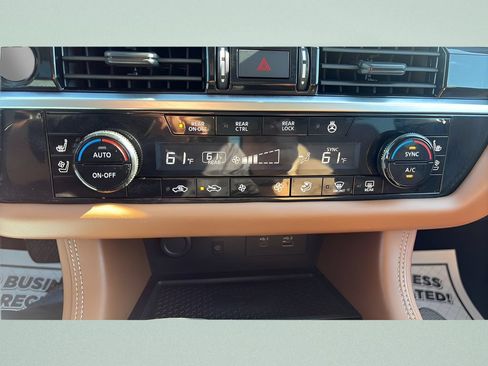 Used 2024 Nissan Pathfinder Platinum AWD/4WD image 16