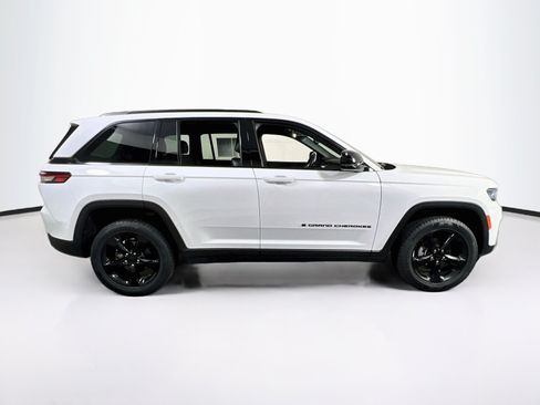 Used 2023 Jeep Grand Cherokee Altitude AWD/4WD image 4