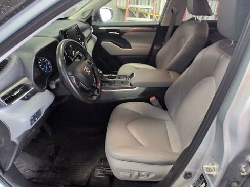 Used 2021 Toyota Highlander Limited AWD/4WD image 2