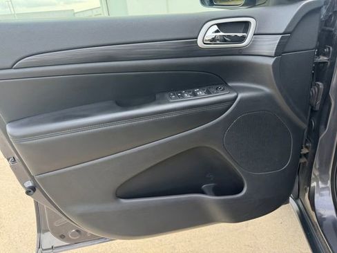 Used 2021 Jeep Grand Cherokee Laredo image 4