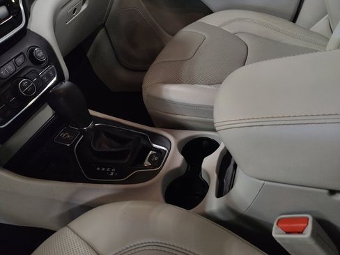 Used 2019 Jeep Cherokee Limited w/ Luxury Group FWD image 26