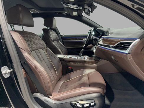 Used 2022 BMW 750i xDrive w/ M Sport Package image 22