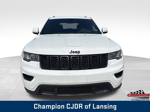 Used 2018 Jeep Grand Cherokee Laredo AWD/4WD image 2
