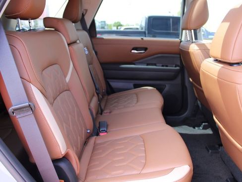 New 2026 Nissan Pathfinder Platinum AWD/4WD image 17
