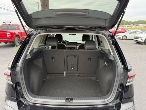 Used 2025 Volkswagen Taos SE FWD image 19