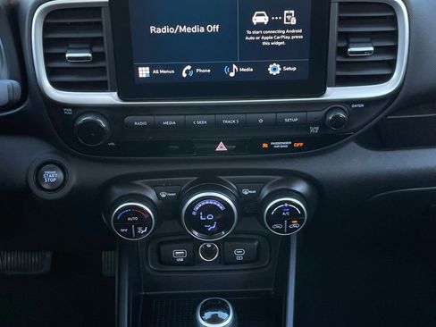 Used 2025 Hyundai Venue SEL image 17