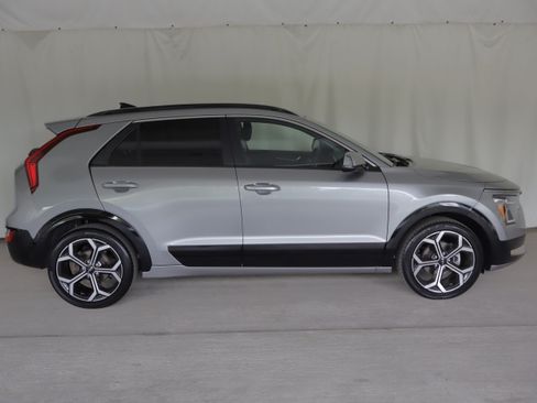 Used 2023 Kia Niro SX Touring FWD image 6