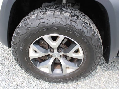 Used 2016 Jeep Cherokee Trailhawk w/ Comfort/Convenience Group AWD/4WD image 26