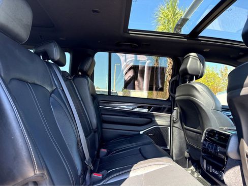 Used 2024 Jeep Wagoneer w/ Premium Group I image 16