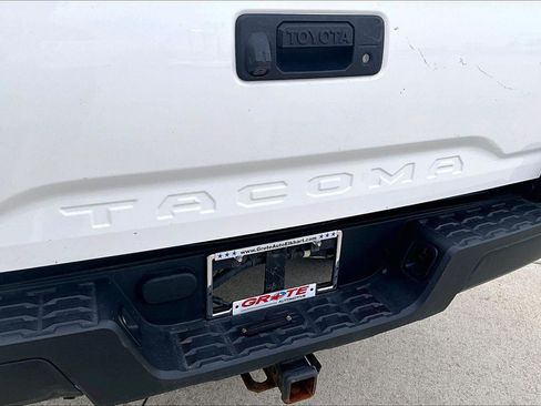 Used 2018 Toyota Tacoma SR image 9