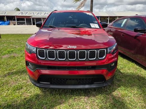 Used 2023 Jeep Compass Latitude AWD/4WD image 2