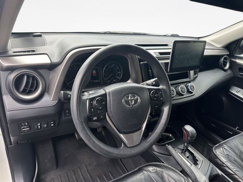 Used 2018 Toyota RAV4 LE FWD image 9