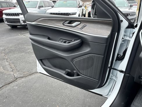 New 2025 Jeep Grand Cherokee Limited image 18