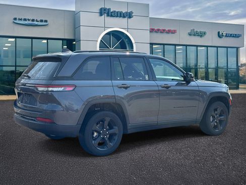 Used 2025 Jeep Grand Cherokee 4WD image 2