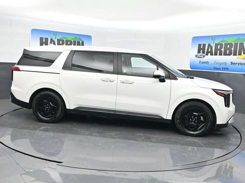 Used 2025 Kia Carnival FWD image 7