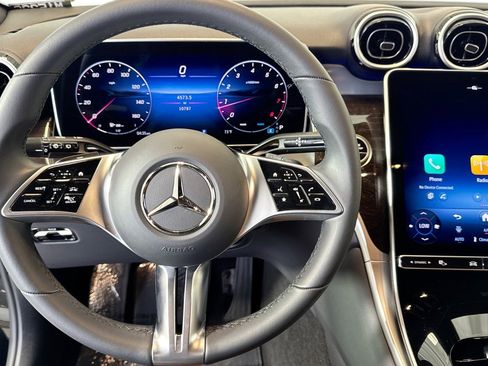 Used 2025 Mercedes-Benz GLC 300 4MATIC image 11