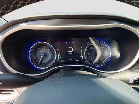 Used 2024 Chrysler Pacifica Touring-L image 35