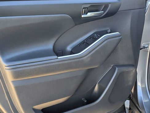 Used 2021 Toyota Highlander XLE image 14