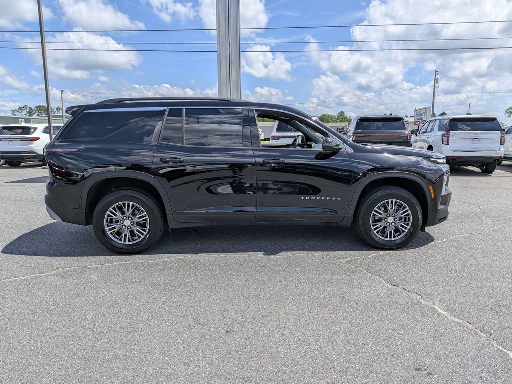 Used 2026 Chevrolet Traverse LT FWD image 3