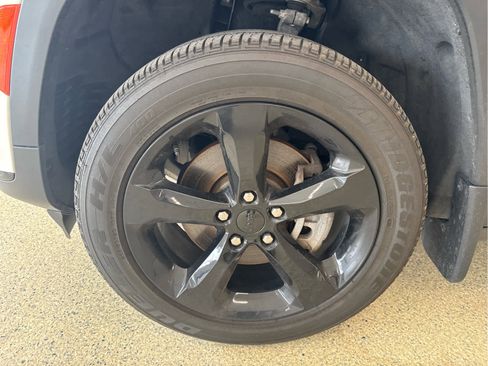 Used 2024 Jeep Grand Cherokee L Altitude image 11