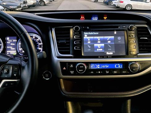 Used 2017 Toyota Highlander XLE image 6