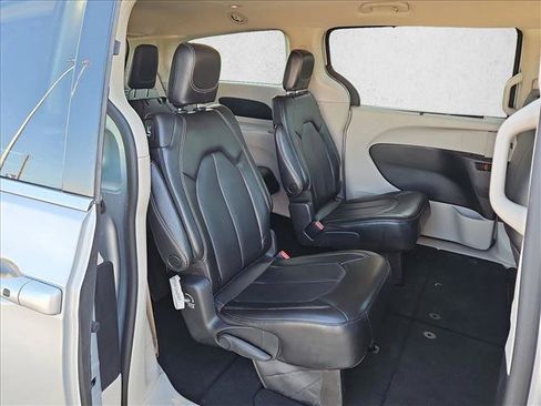 Used 2023 Chrysler Pacifica Touring-L FWD image 26