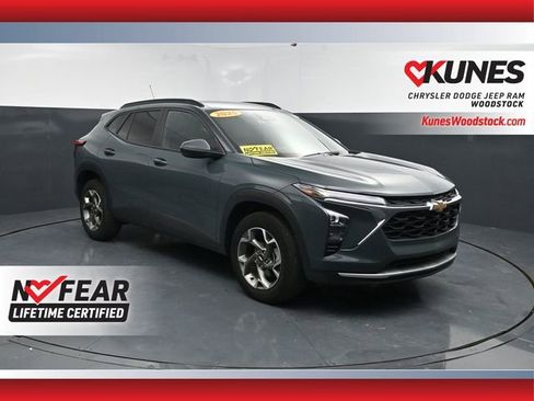 Used 2025 Chevrolet Trax LT FWD image 1