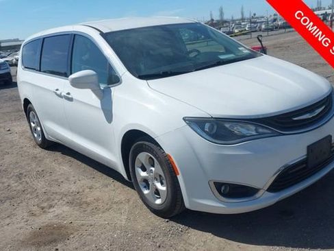 Used 2018 Chrysler Pacifica Touring Plus image 2