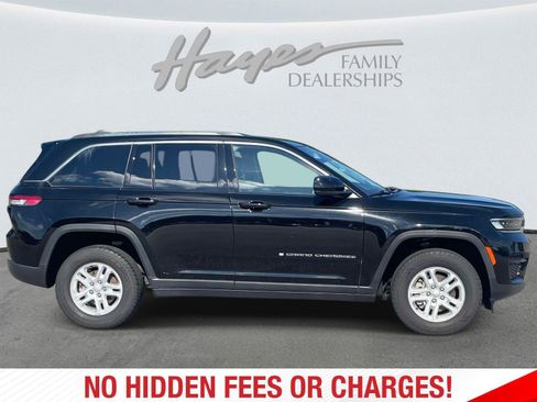 Used 2022 Jeep Grand Cherokee Laredo w/ Luxury Tech Group I AWD/4WD image 2
