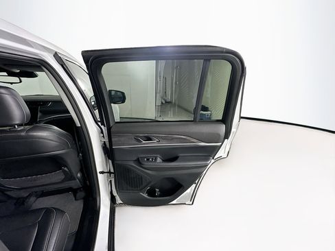 Used 2023 Jeep Grand Cherokee Limited AWD/4WD image 31