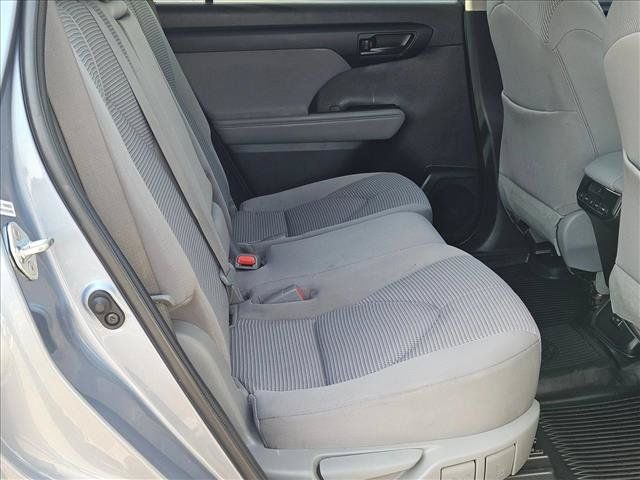 Used 2022 Toyota Highlander LE AWD/4WD image 19