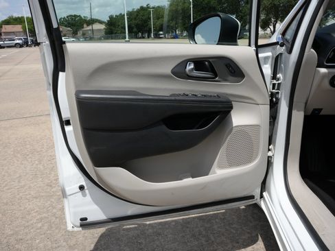Used 2023 Chrysler Pacifica Touring-L FWD image 17