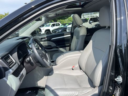 Used 2016 Toyota Highlander XLE AWD/4WD image 13