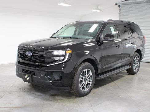 New 2026 Ford Expedition Active image 3