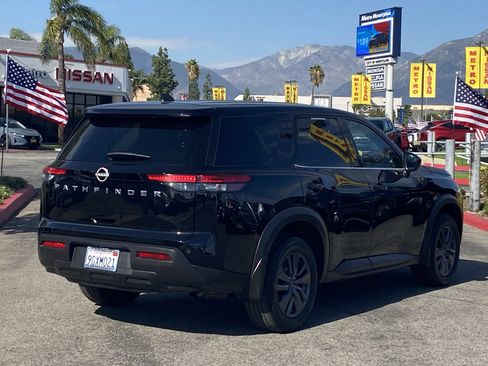 Used 2023 Nissan Pathfinder S image 3