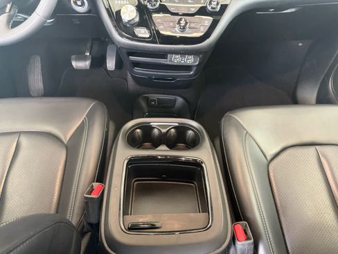 Used 2023 Chrysler Pacifica Touring-L w/ S Appearance Package image 11